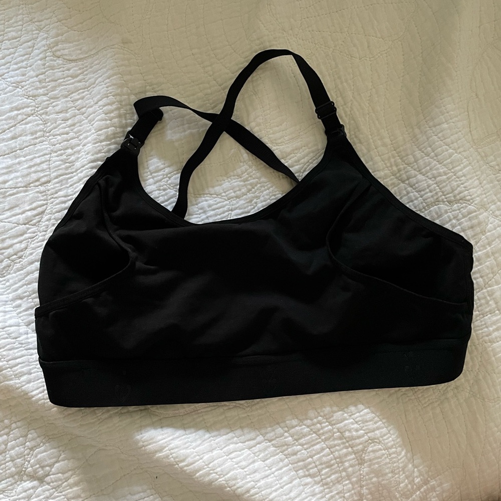 Hands free breast pumping bra